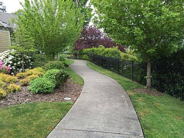 Beautiful Luxury Home Bear Mtn Resort Victoria gallery image 4