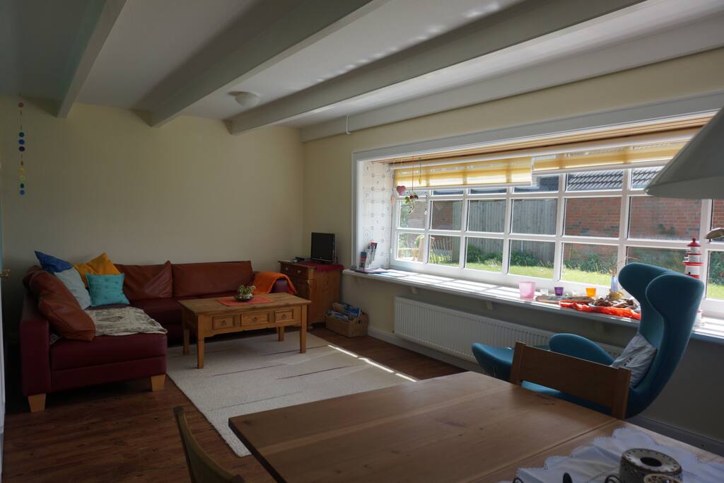 Helles Wohnzimmer mit Schlafcouch