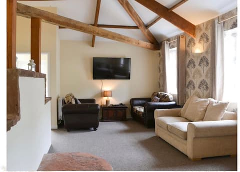 Charming Stables with hot tub, Blaithwaite Estate.