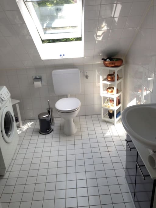Badezimmer mit Dusche - Bathroom with shower