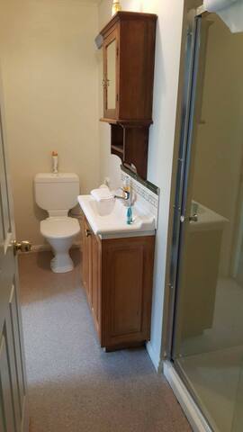 City townhouse, free parking, walk to city gallery image 3