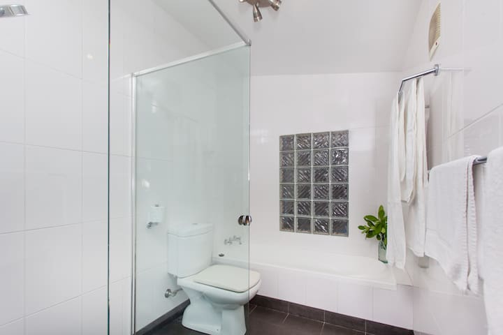 Pet friendly rainforest cottage. gallery image 3