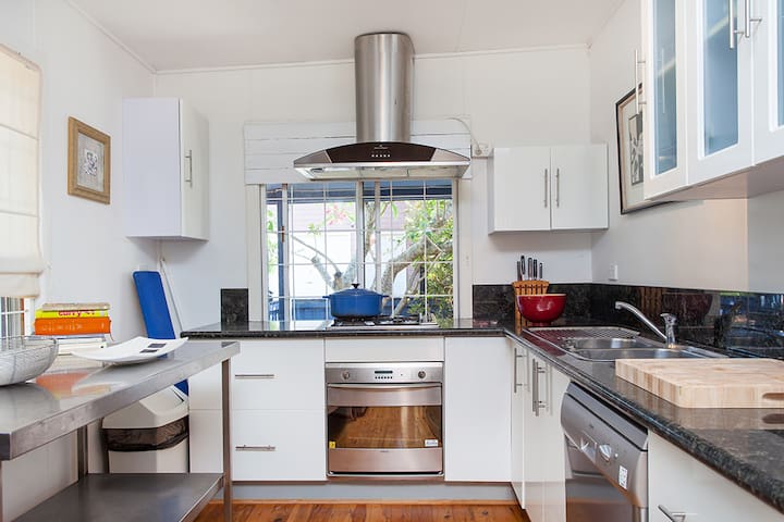 Pet friendly rainforest cottage. gallery image 4