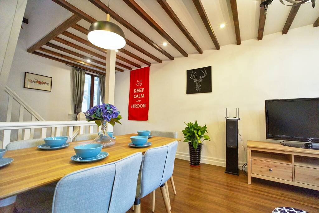 Spacious dining room 宽敞的餐厅