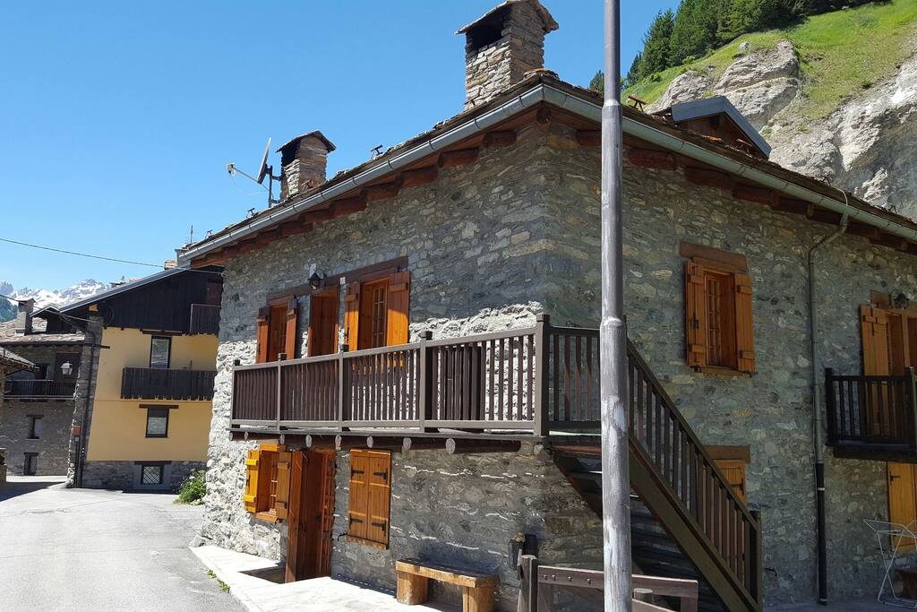 Vista lato parcheggio.