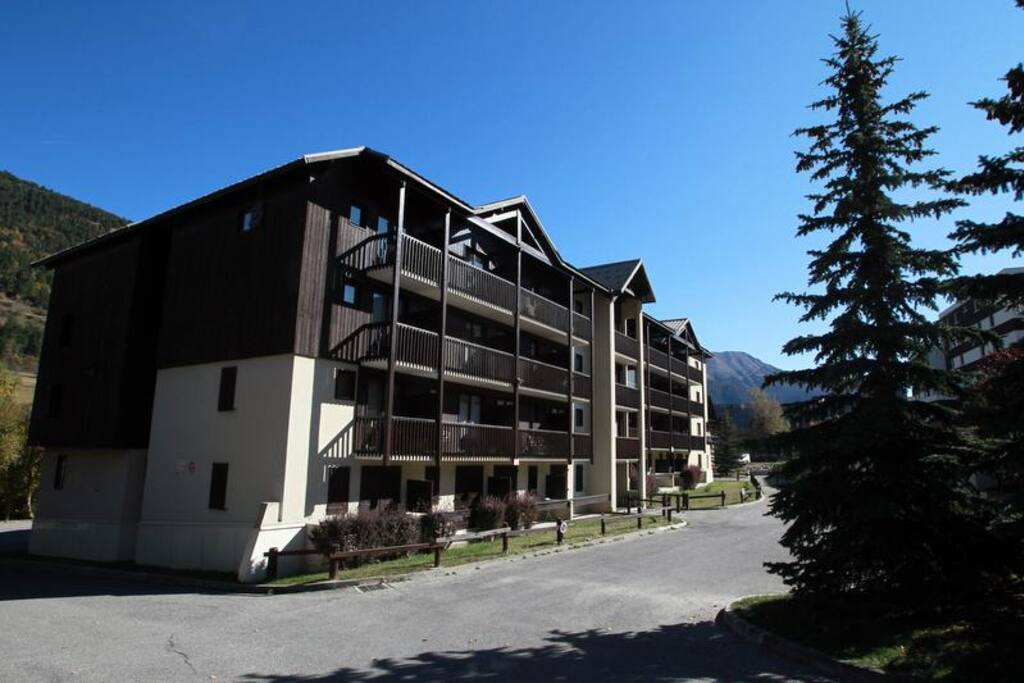 Immeuble L'Aiglon en été, parkings
