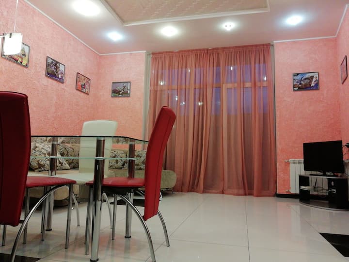 ห้องครัวห้องนั่งเล่นอยู่ชั้นล่าง