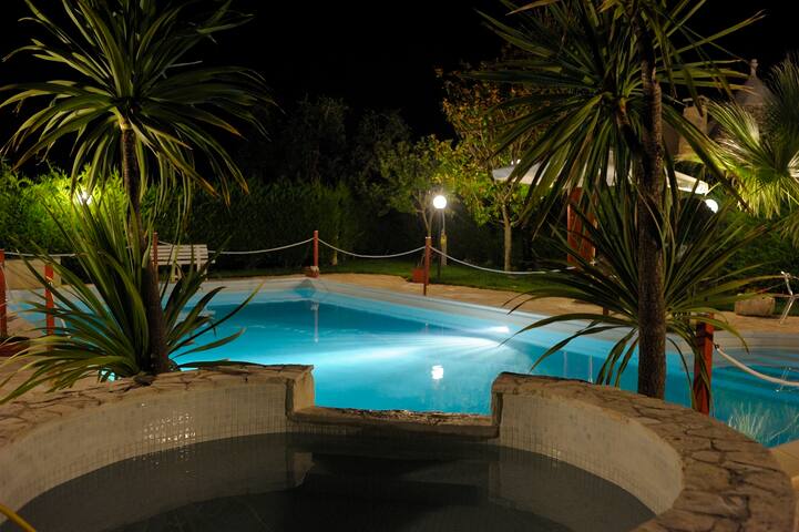 Trulli il Bouganville piscina privata e relax gallery image 5