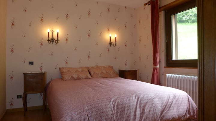 Dormitorio rosa con cama matrimonial