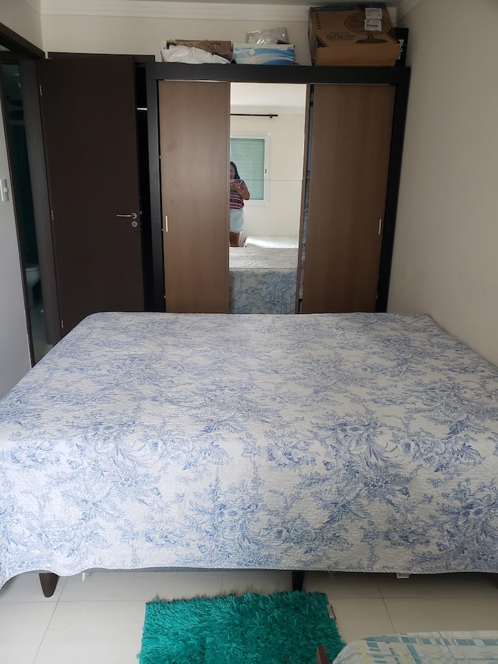 Стая със суит: 1 двойно легло,  1 единично легло, гардероб . Климатик. 