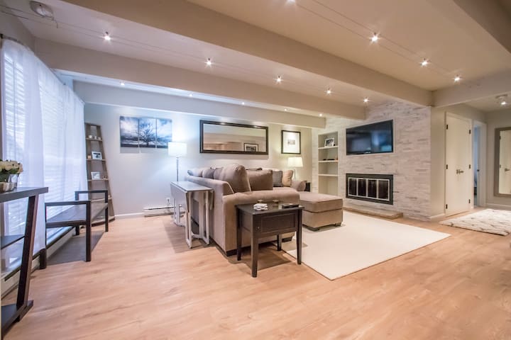 Luxurious 2bd 2 bath Core of town next to W Hotel