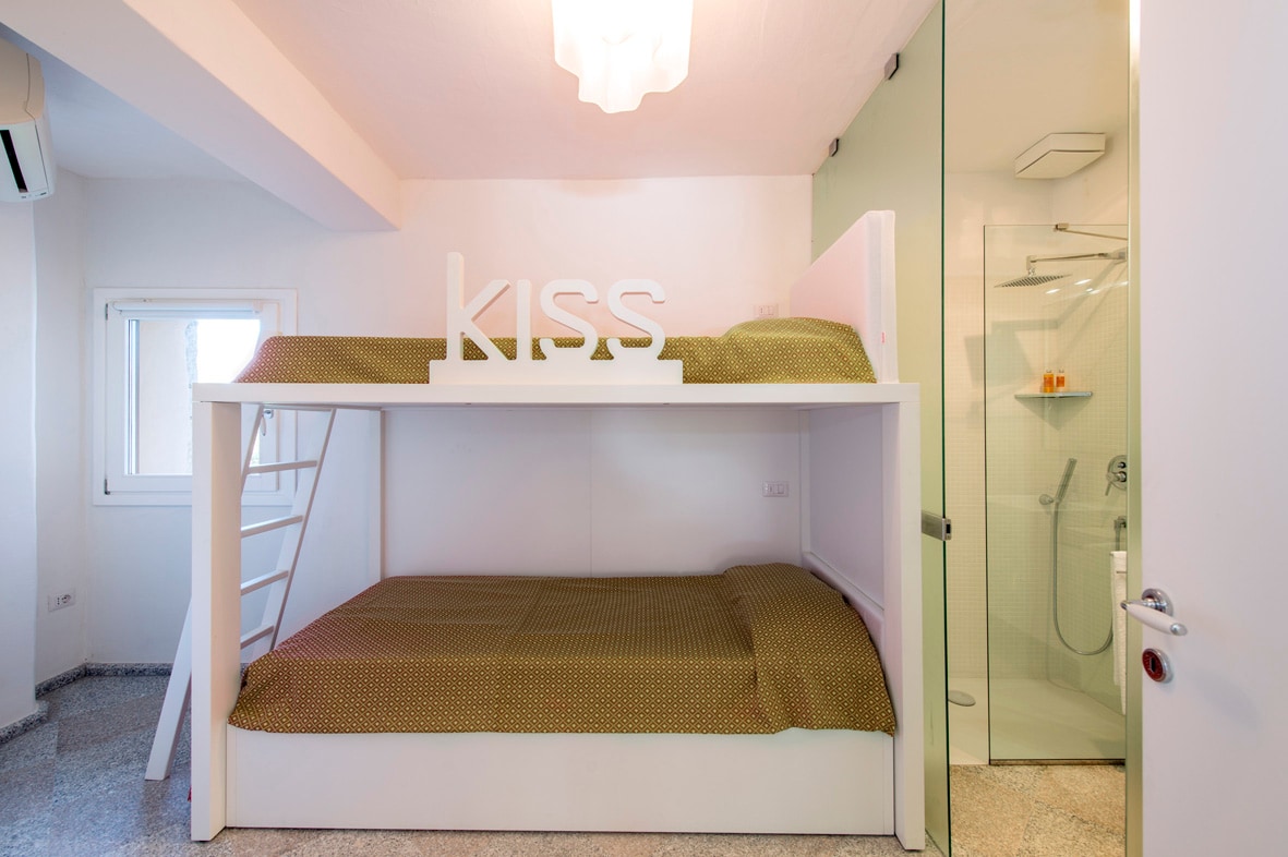 Spavaća soba s krevetom na kat