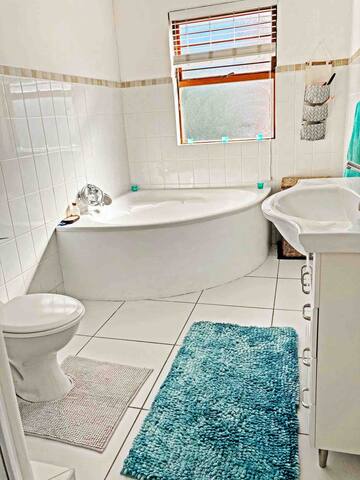 3-bedroom holiday house close to beach gallery image 4