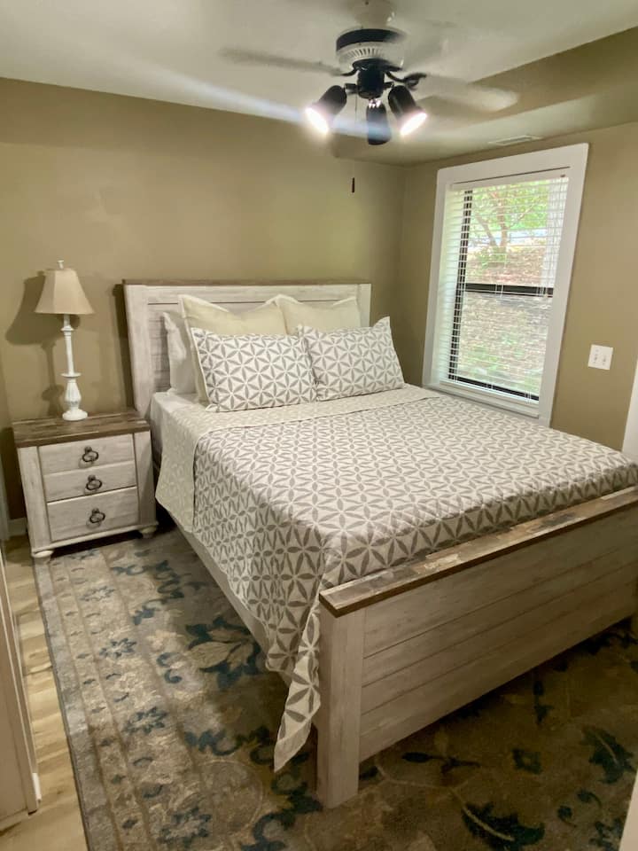 ¡Esta cama queen es nueva! También disfruta de la televisión Roku desde la cama. 