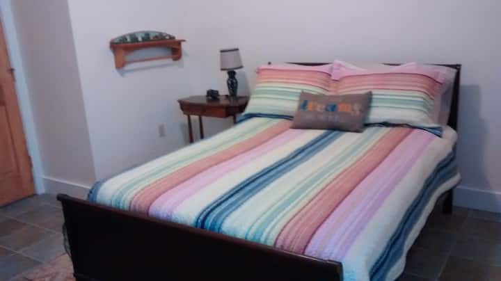 chumba cha kulala na kitanda cha ukubwa kamili, kabati la nguo na ufikiaji wa kabati kwa njia ya ukumbi hadi bafuni