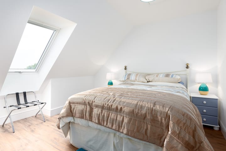 Krevat me përmasa mbretërore në katin e dytë të dhomës së gjumit - pamje fantastike nga deti.