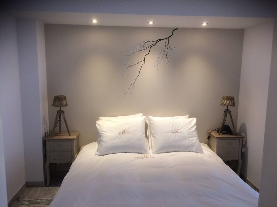 Sfeervolle Slaapkamer met een tweepersoonsbed 1.60 x 2.00 m