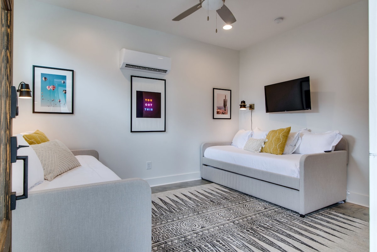 U našoj sobi na prvom katu nalaze se dvokrevetni kreveti s ručkama na izvlačenje koji mogu udobno smjestiti do četiri gosta.