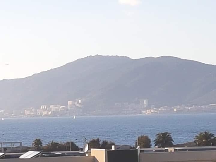 Vue sur le golfe d'Ajaccio depuis la Terrasse.
Plage, restaurants, tous commerces  de PORTICCIO, à 350m à pied  !