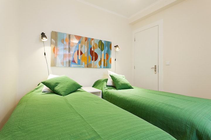 Спалня с 2 легла и внимателно декорирана