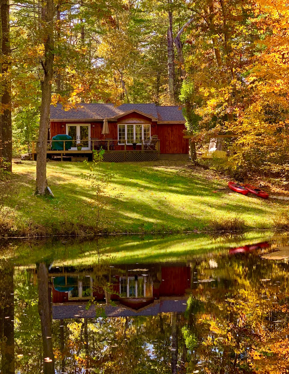 A red cabin on Turtle Pond, North Stonington, Connecticut, United States, photo 1 of 10