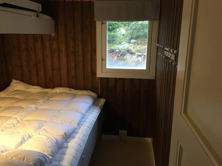 سرير مزدوج 140 مع سرير علوي. 
تم شراء جميع المراتب والألحفة والوسائد في أكتوبر 2017 الجديد