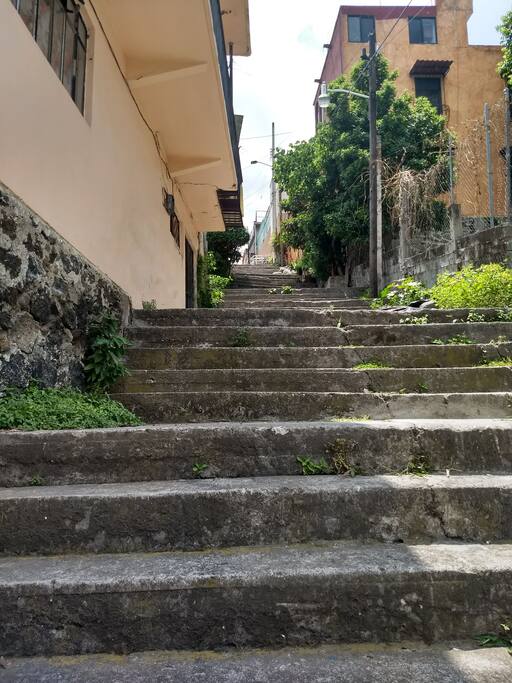 Escalones para llegar a la vivienda.