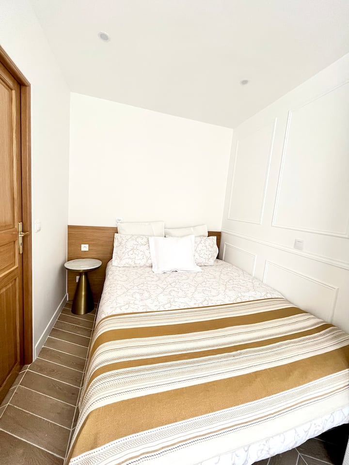 מיטת קווין סייז מוארת