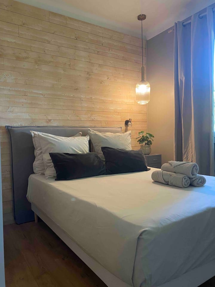 一楼卧室双人床140厘米。步入式衣橱和书桌。 