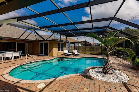 Tiki Paradise House & Pool - 10 min to Beach!