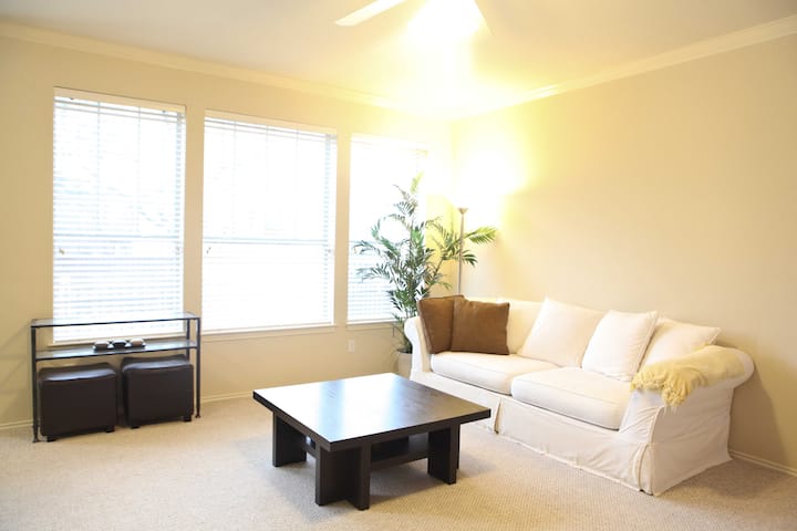 3br Convenient Gated Townhome W/ Pool Access! - Austin, TX