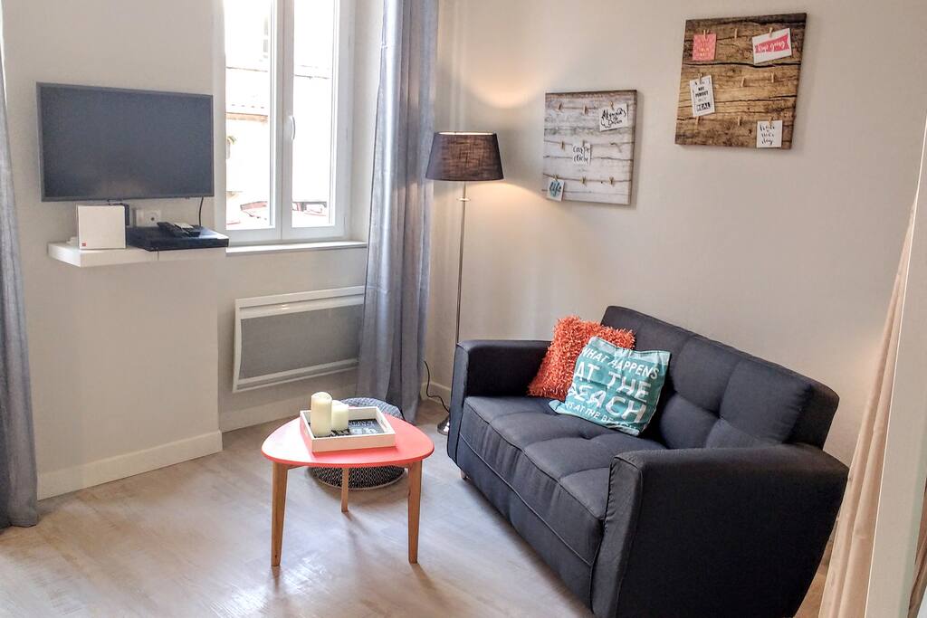 vous pouvez regarder la télé et Netflix depuis un canapé super confortable. Il manque plus que le popcorn :)