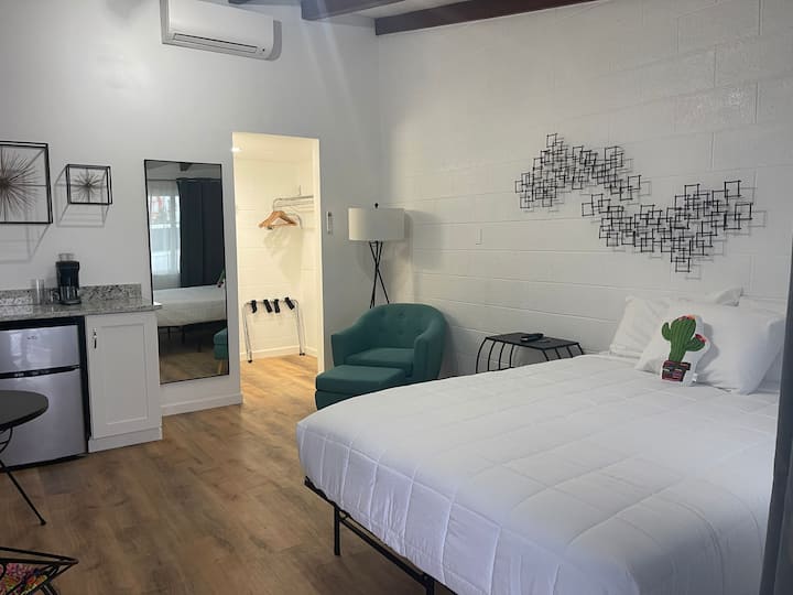 Renovated Motel Room - 킹맨