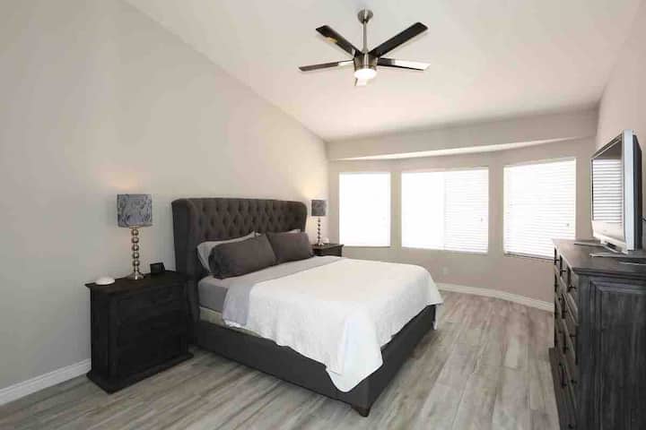 Dormitorio principal en el piso principal.  Cama tamaño king.  TV con uso de Apple TV (sin cable)