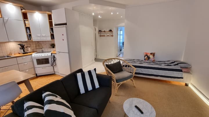 سرير 80 سم ومنطقة معيشة