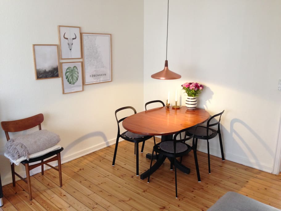 Dining area, sits 4