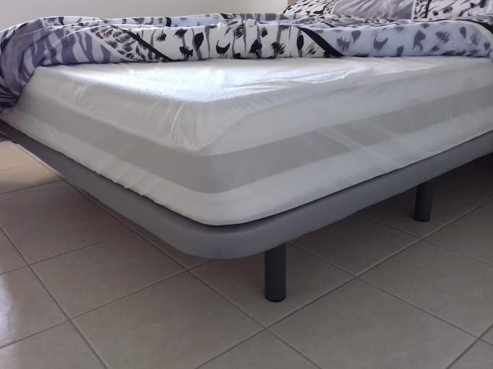 ที่นอนใหม่พร้อมเตียงเมมโมรี่โฟมและโครงเตียงที่แข็งแรง