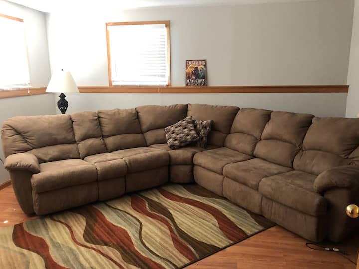 Ina kitanda cha sofa cha ukubwa kamili.