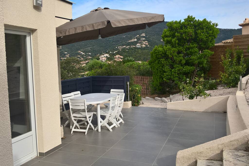 Terrasse à l'arrière de la villa avec le logement du haut