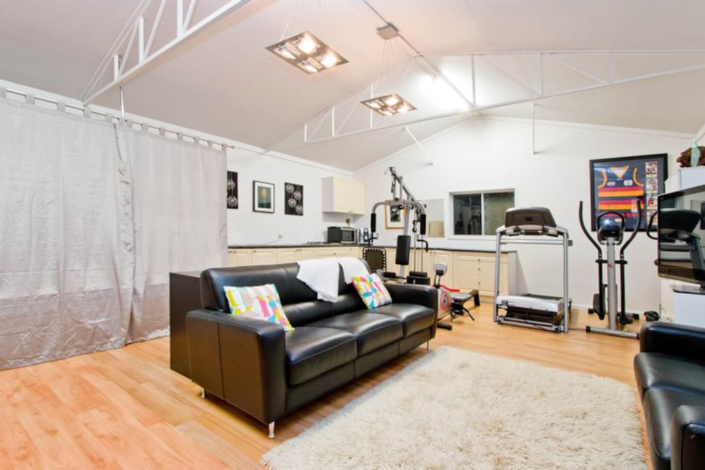 Leather Sofas, Kitchen, Gym, WIFI - Highagte Studio has it all.