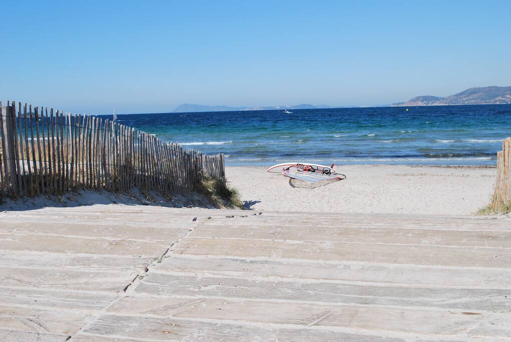 Copyright Crédit photo : Hyères Tourisme - Plage de l'Almanare idem près de la maison à moins de 10kms