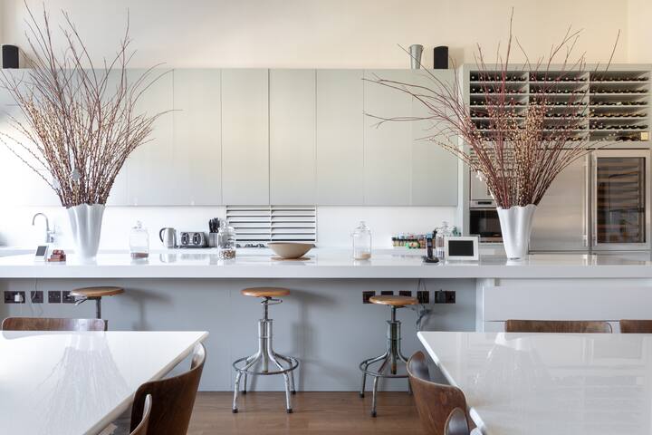 Large Unique Contemporary Loft Home Sleeps Eight gallery image 3