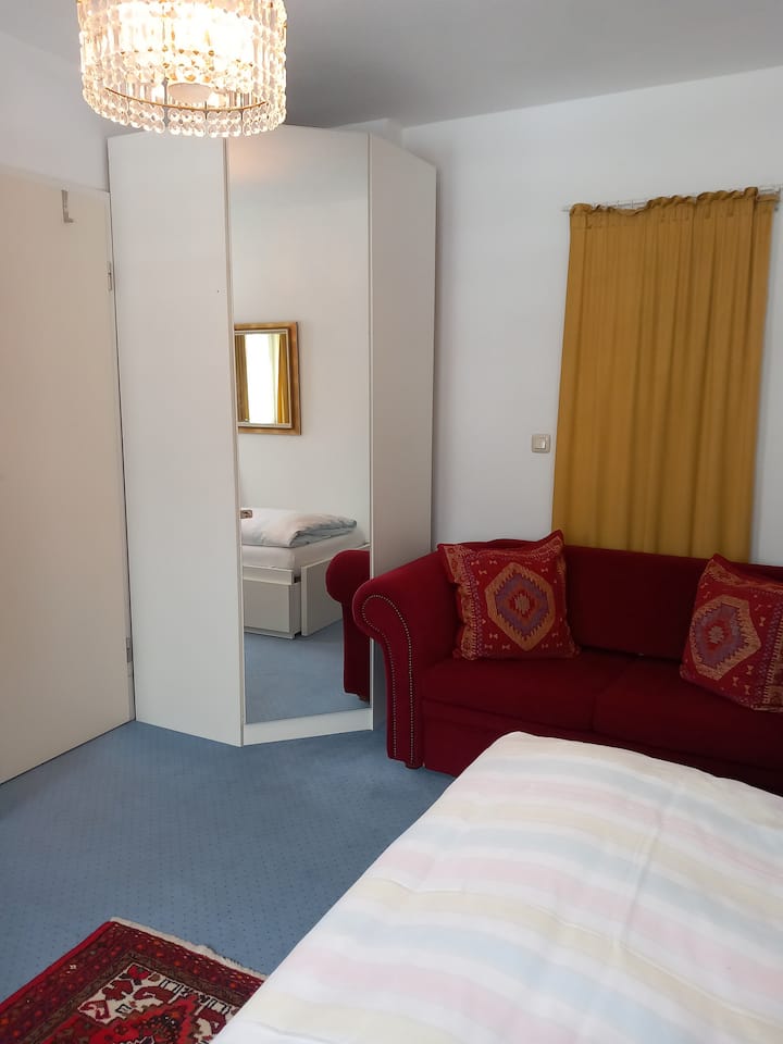 卧室双人座椅沙发（可扩展）、带镜子的角落衣橱