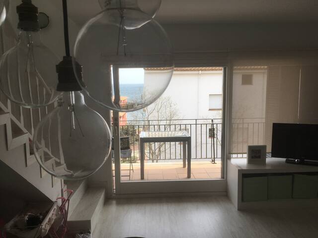 Stunning 2 level appartment with sea views gallery image 3