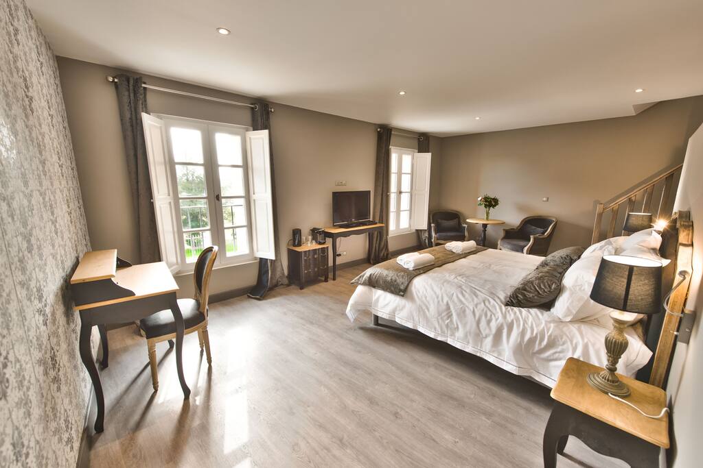 Chambre spacieuse avec vue jardin et piscine