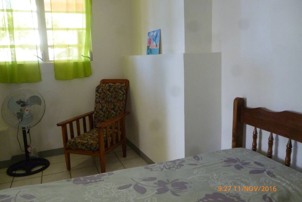 1st bed room with a double bed/1ère chambre lit deux personnes