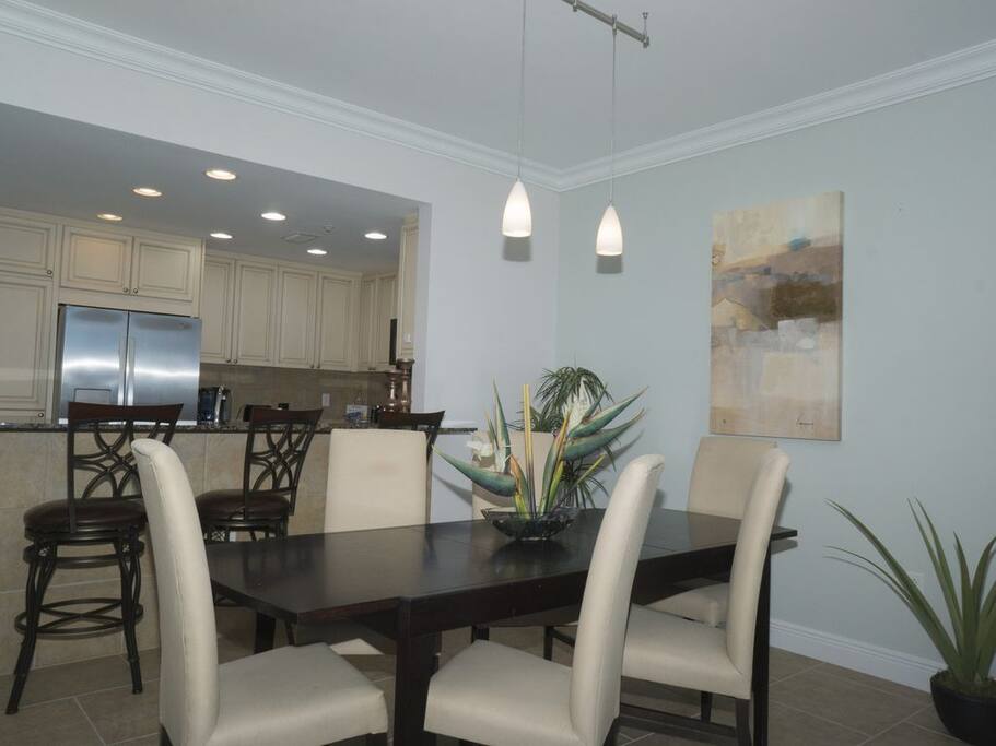 Dining Area with seating for 6