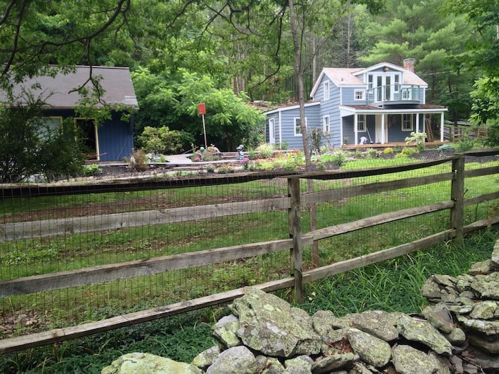 1822 farmhouseSaunaJacuzziSwimhole Houses for Rent in Woodstock, New