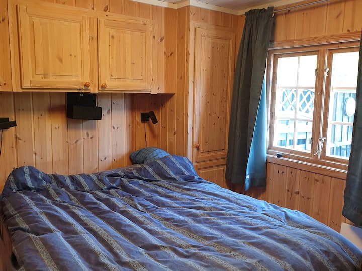 Dormitorio principal con cama doble