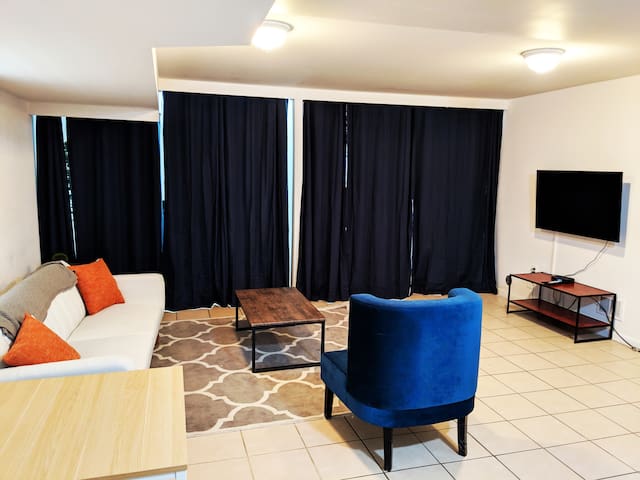 Spacious 2 BR Apt!  20 min to Time Sq / Manhattan!